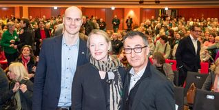 Peter Seimer, Thekla Walker und Cem Özdemir im gut besuchten Europasaal in Böblingen.