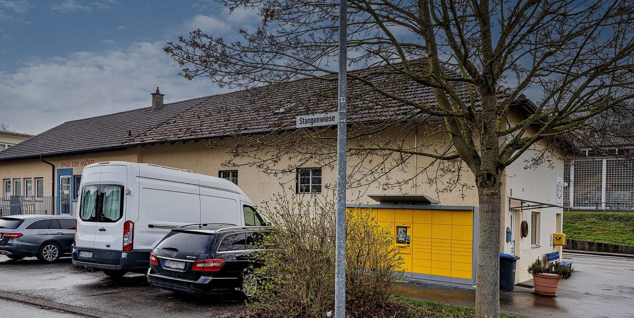 In Dätzingen am alten Volksbankgebäude gibt es jetzt eine Poststation, die fast alle Postleistungen, die auch in einer Agentur angeboten werden, möglich machen.