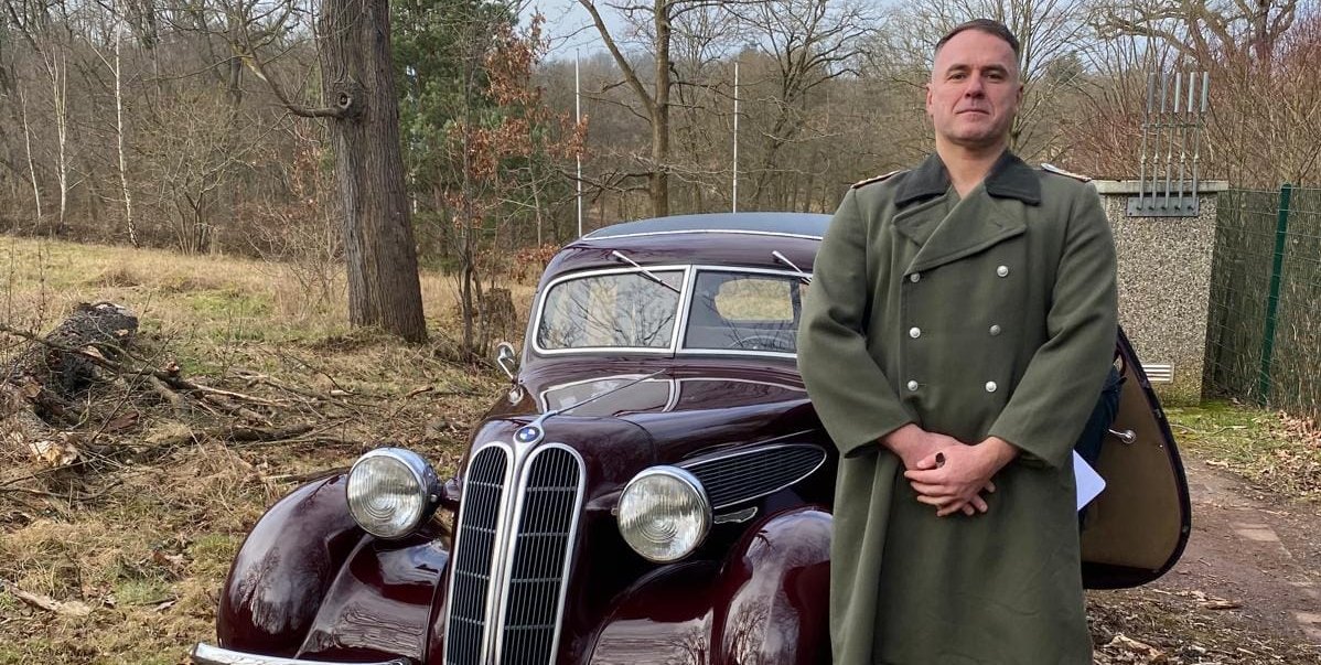 Szene aus einem Kurzfilm: Artur Andrzejczuk spielt einen geflüchteten KZ-Häftling, der zur Flucht die Uniform eines Nationalsozialisten an sich nimmt. Für die Produktion kam ein BMW Baujahr 1936 zum Einsatz, der eigens aus einem Museum bereitgestellt wurde.