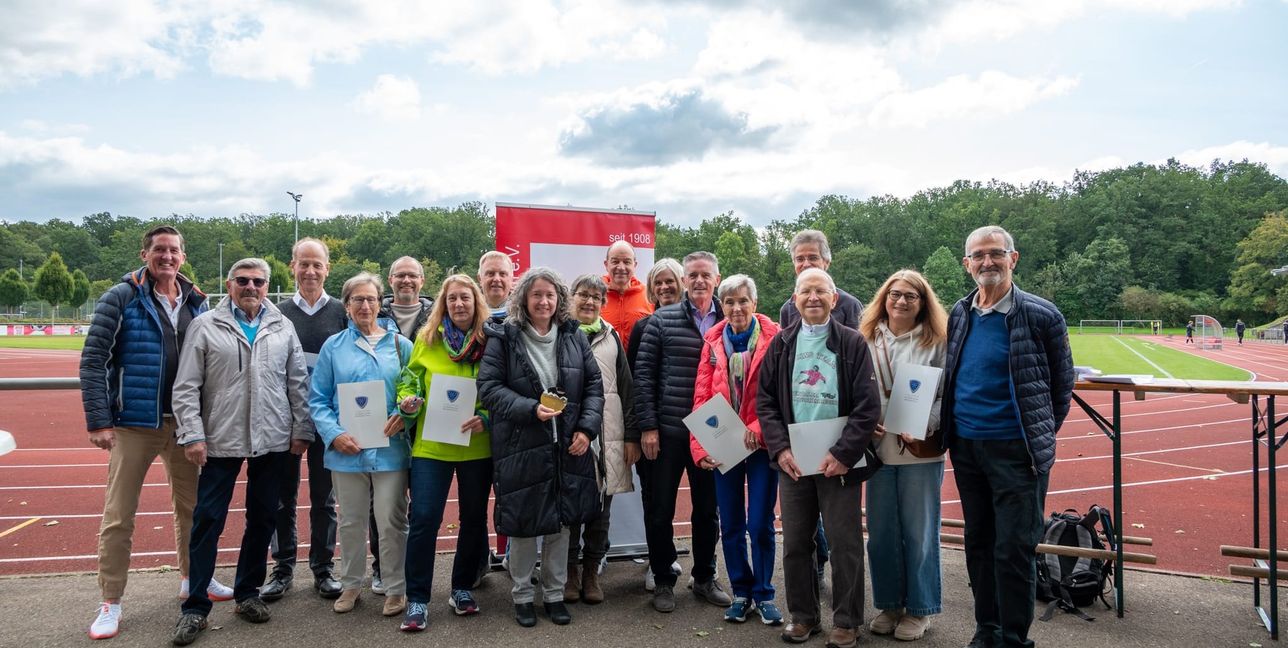 Die Gründungsmitglieder der Dagersheimer Ski-Abteilung wurden am Ehrungsnachmittag im Waldstadion  vom Schwäbischen Skiverband ausgezeichnet. Bild: Nüßle