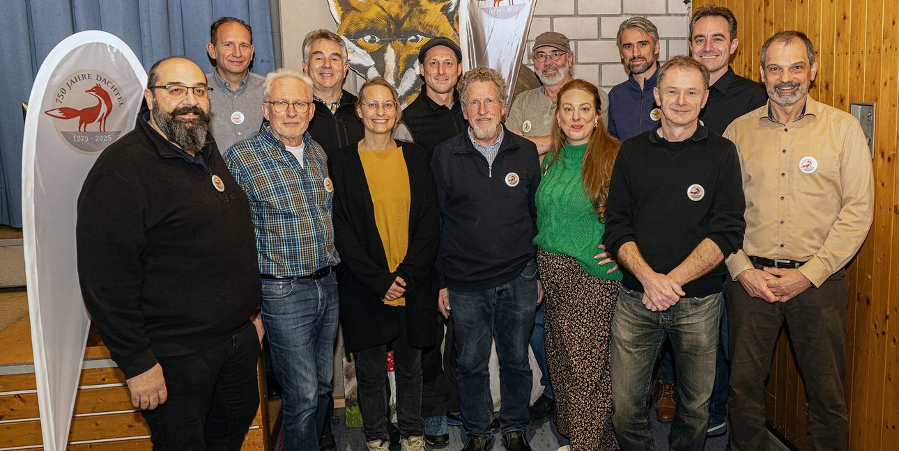 Vereinsvorstand und Festausschuss für das Dorfjubiläum in Dachtel. Von links: Ümit Kayna, Sasha Plesko, Uli Siegroth, Michael Kelz, Fee Heer, Alexander Hoss, Uli Eisenhardt, Joachim Obenau, Saskia Behnsen, Christopher Wünsche, Ralf Lehmann, Thorsten Mieshes und Jürgen Ries.