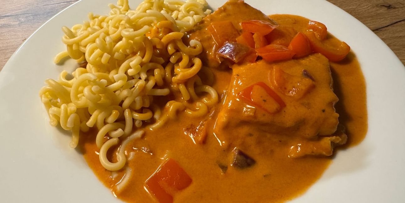 Als Beilage zum Paprikaschnitzel eignen sich neben Nudeln auch Reis oder Spätzle.