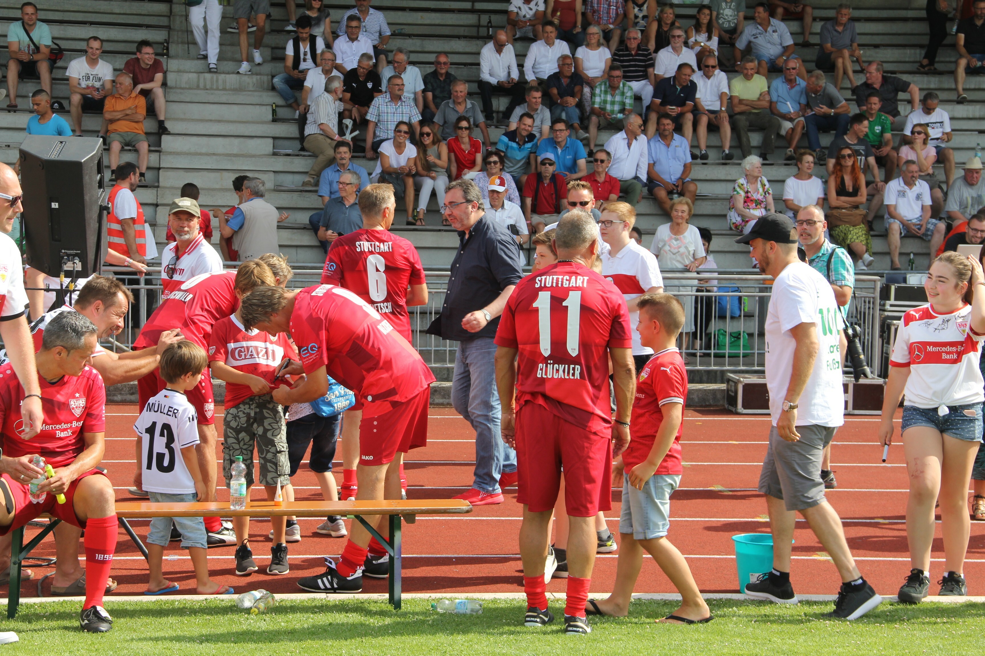 Autogrammjäger machten beim Gastspiel der VfB-Traditions-Elf fette Beute.Bild: Oberdorfer