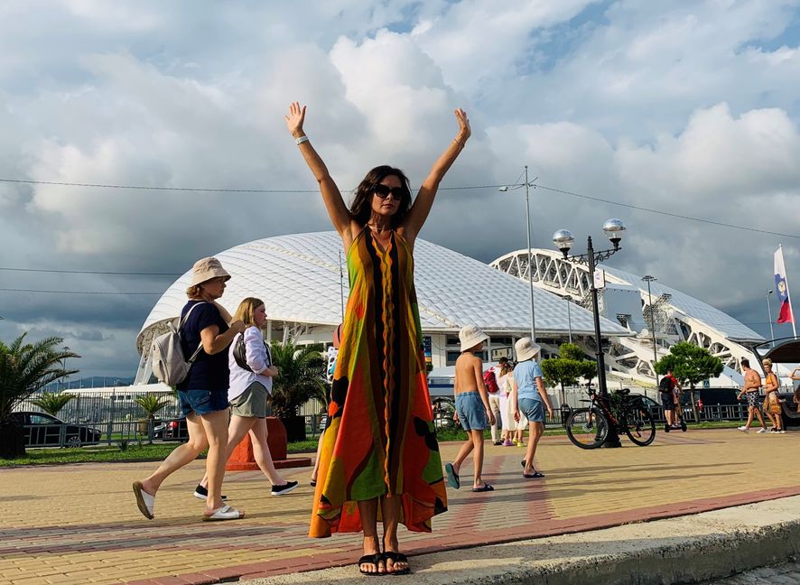Alona Negrich vor dem Olympiastadion im russischen Sotchi: Zweieinhalb Wochen saß sie in Abchasien fest, jetzt freut sie sich darauf, wieder nach Hause fliegen zu dürfen. Bild: z