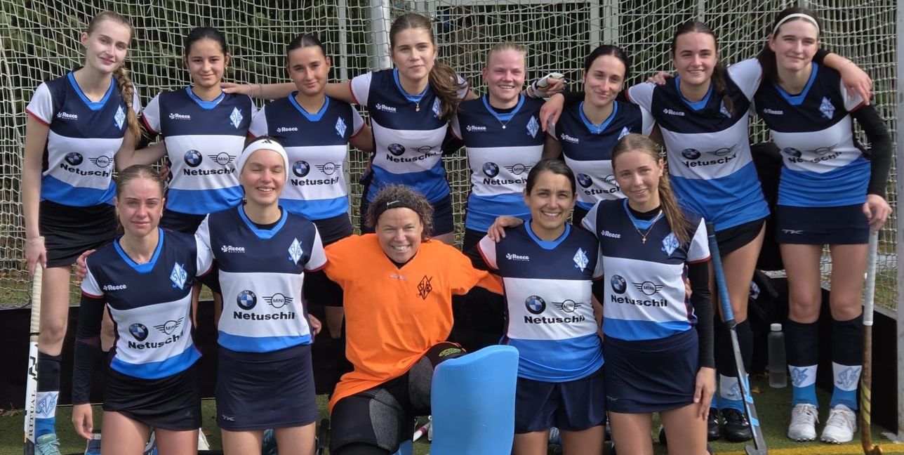 Das SVB-Damenteam in Aalen: Von links, hinten: Nele Röben, Marjam Bertal, Magdalena Himmel, Helen Stefani, Lena Kramer, Tamara Schmidt, Ida Lauinger, Hannah Dold; vorne: Mara Renner, Ina Bauer, Janine Zaremba, Amanda Mackersie, Milla Lütgenau. Bild: z