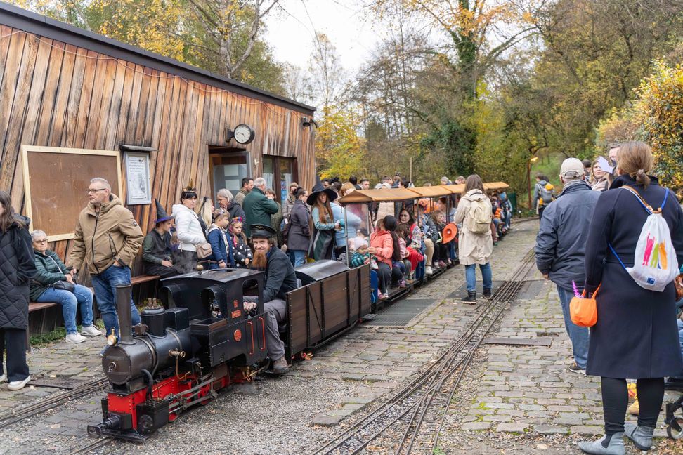 Nette Geister und Vampire im Sommerhofenpark: Halloween bei den Dampfbahnfreunden Sindelfingen