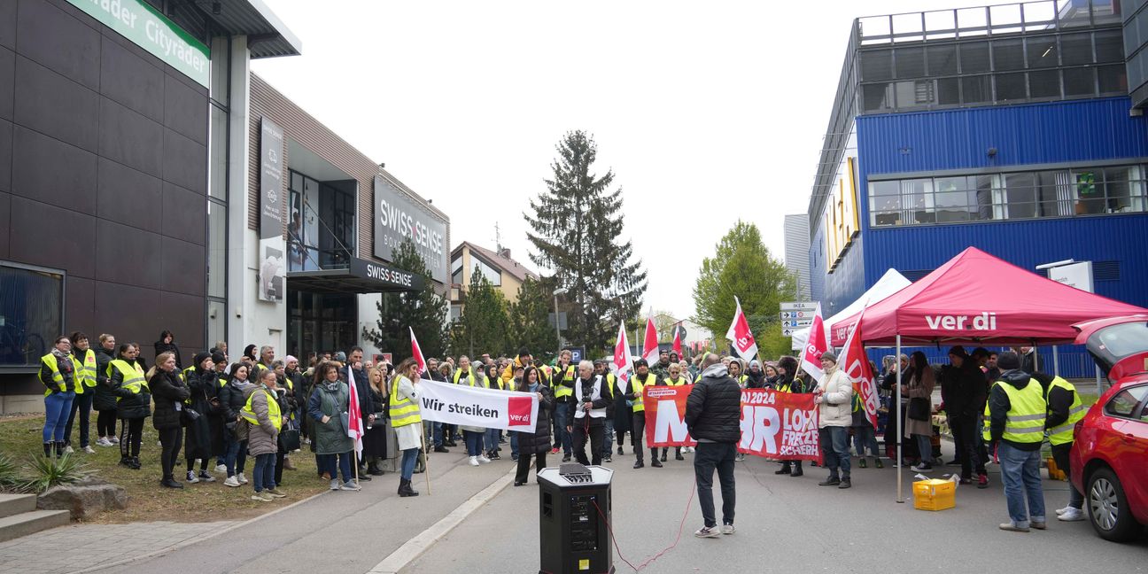 Kundgebung der Ikea-Beschäftigten auf der Schadenwasenstraße.
