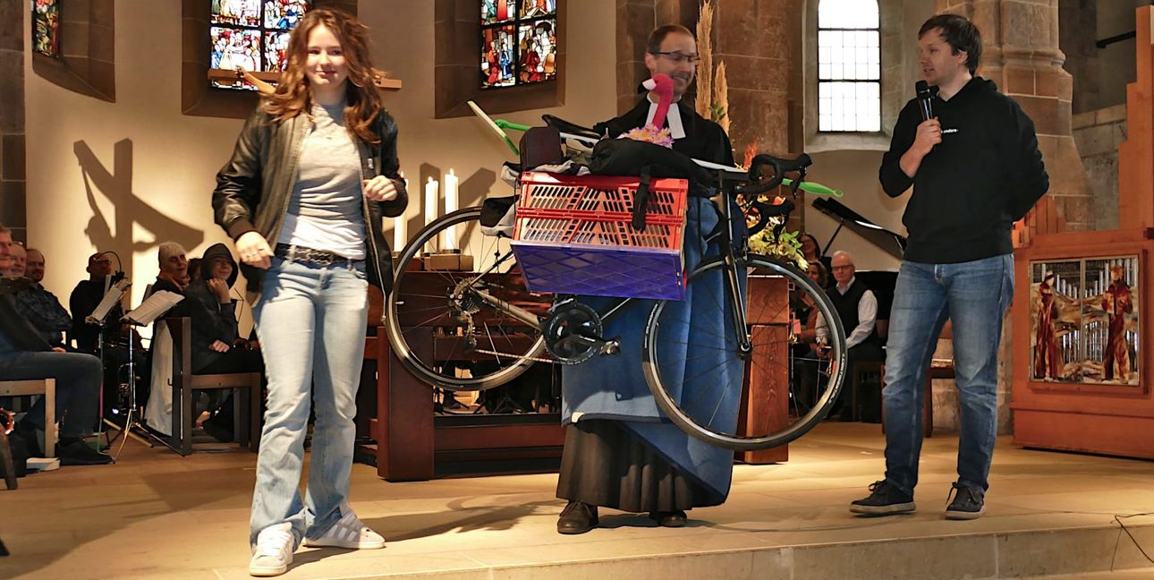 Die Konfi-Teamer schenken Pfarrer Hörger Utensilien, die er bei den Aktivitäten mit den Konfirmanden benutzt hat.