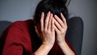 Chronischer Stress erhöht das Risiko für Rückenschmerzen deutlich. (Symbolbild)