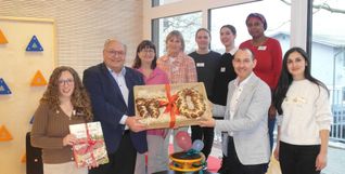 Gemeinsam mit dem Kita-Team haben Einrichtungsleiterin Lisa Landwehr-Luz (links), BGG-Geschäftsführer Rainer Ganske (am Brezel-Schlüssel links) und Böblingens Oberbürgermeister Dr.  Stefan Belz (am Brezel-Schlüssel rechts) die Eröffnung der Böblinger Kita Eugen-Bolz-Straße 47/1 gefeiert.