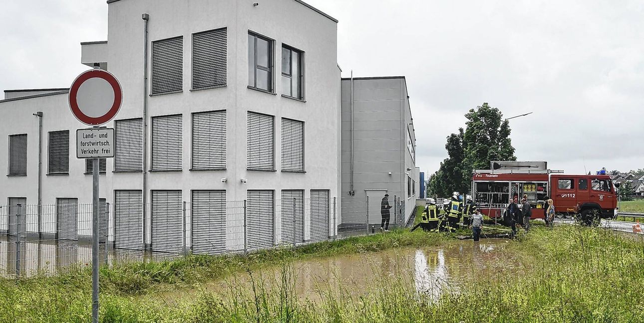 Hochwassereinsatz der Magstadter Feuerwehr im Gewerbegebiet an der Ecke Südtangente/Gottlieb-Daimler-Straße.