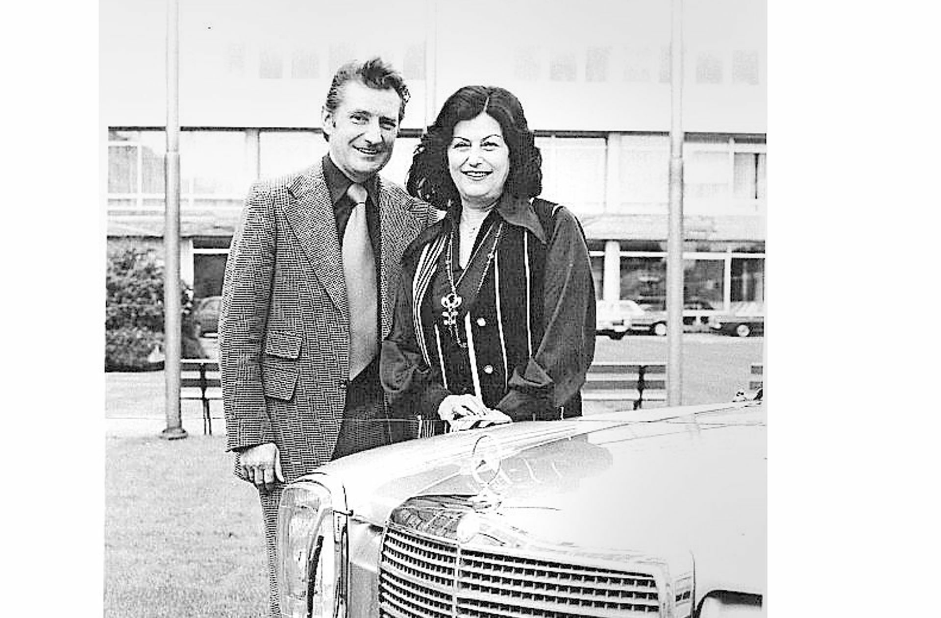 Fußballstar Fritz Walter und seine Frau Italia fuhren einen schicken Mercedes. Bild: MB Classics
