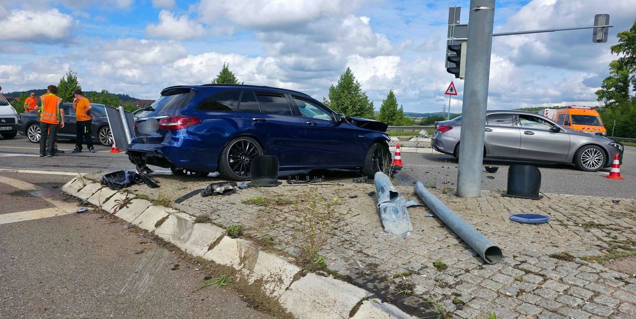 Die beschädigte Ampel wurde anschließend entfernt.