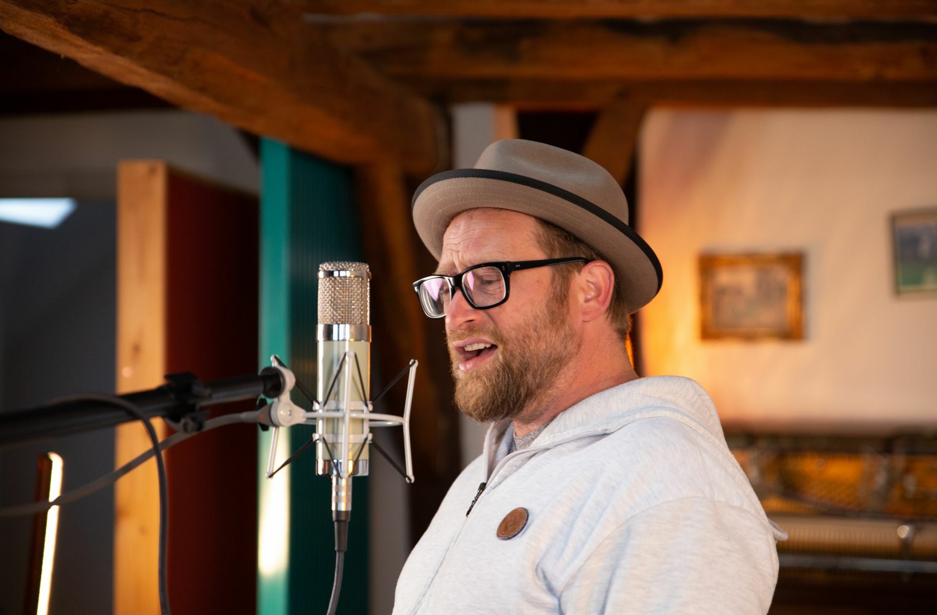 Gregor Meyle in seinem Studio bei der Produktion von „Ausser Betrieb“ Foto: SWR