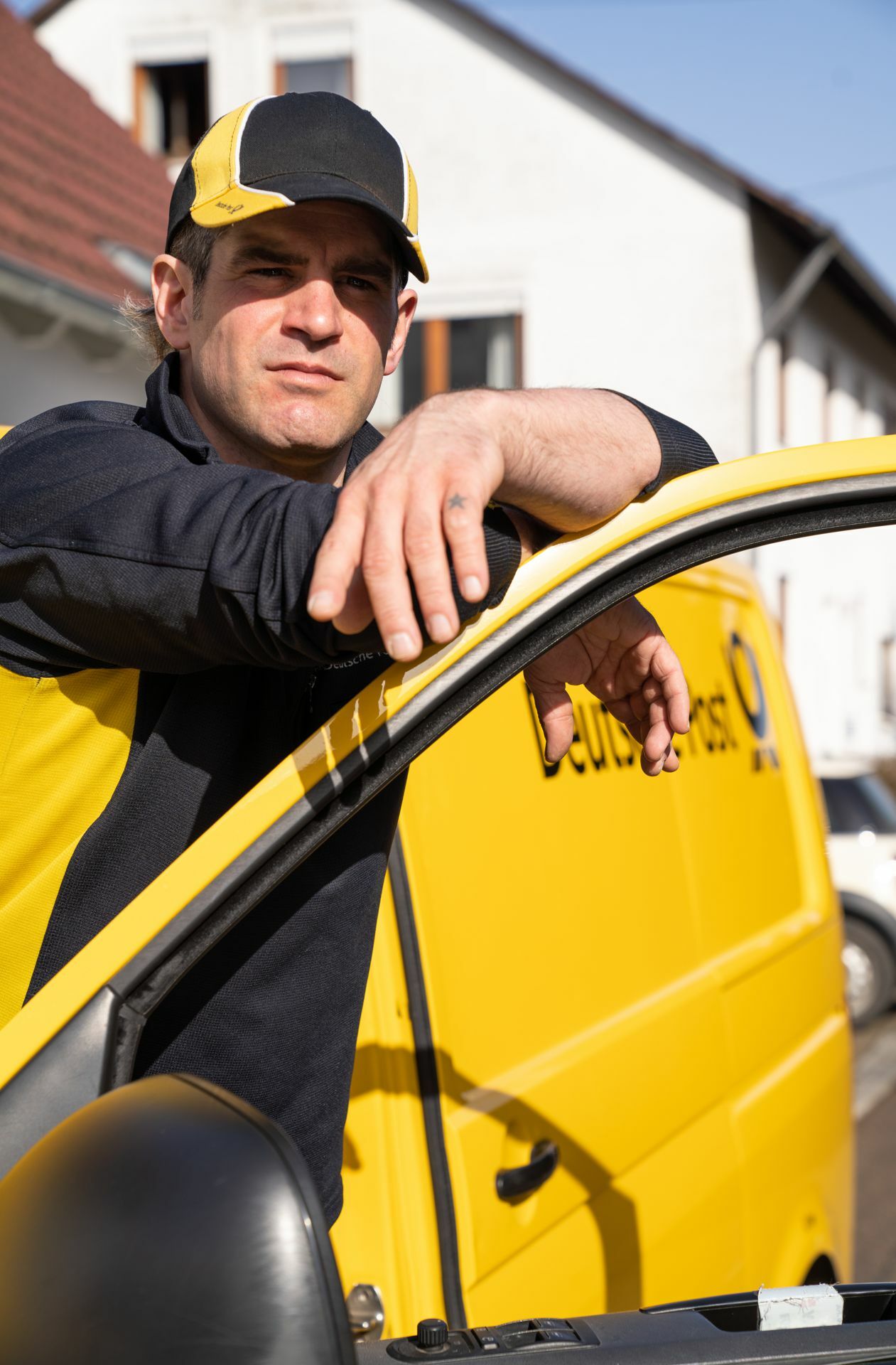 Der Tontechniker Martin hält sich derzeit als Postbote über Wasser Foto: SWR