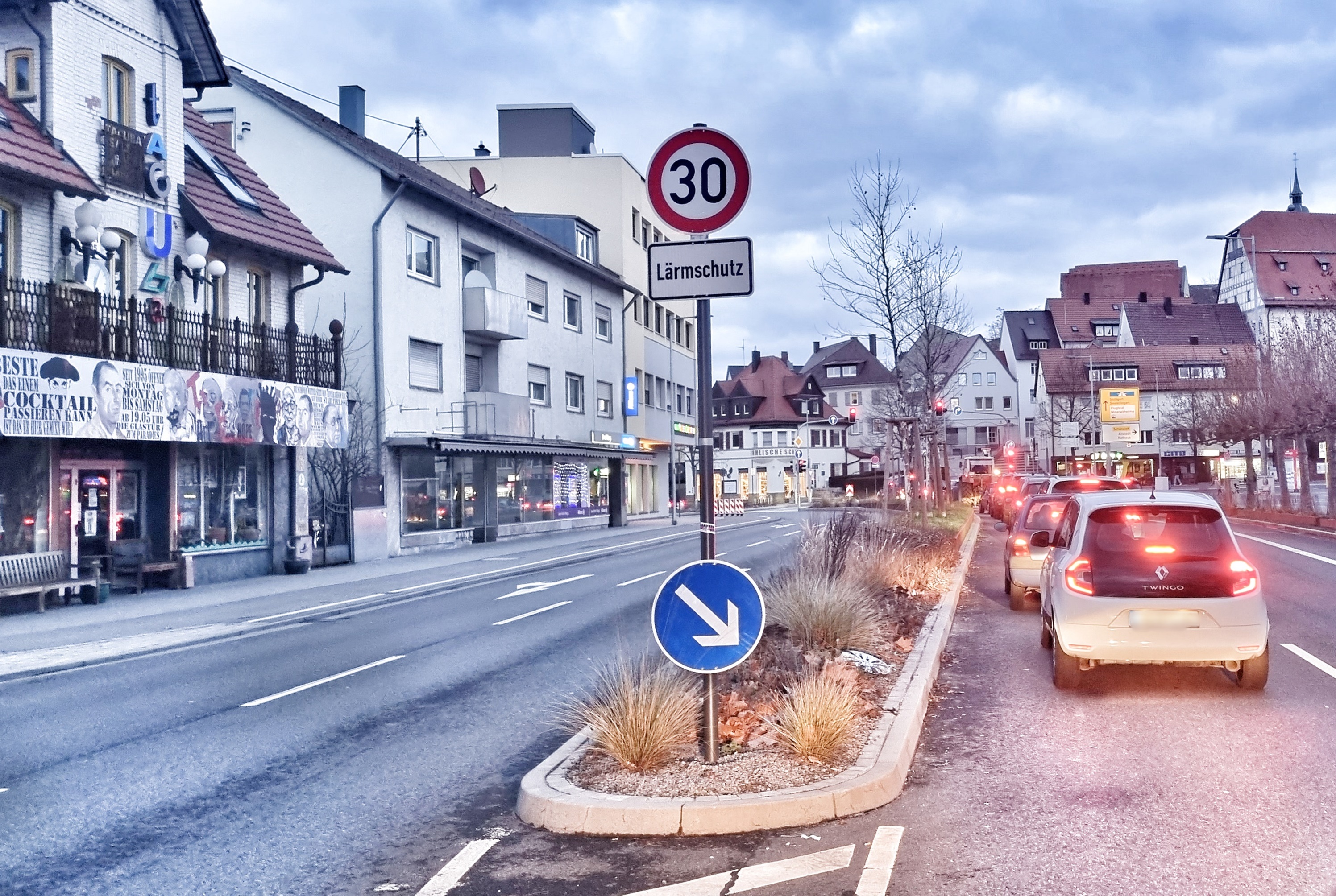 In der Herrenberger Straße gilt seit wenigen Tagen ab Höhe Tacuba (links) Tempo 30: Eine von der Verwaltung umgesetzte Maßnahme, die vom Gemeinderat 2018 beschlossen wurde, hat jetzt Unmut unter Gemeinderäten ausgelöst. Bild: Hamann