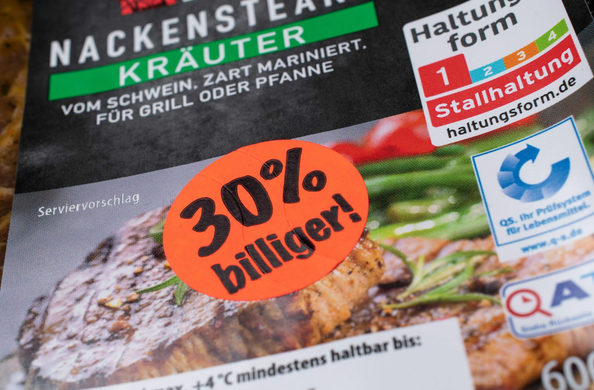 Konventionell erzeugtes Fleisch müsste eigentlich teurer sein – denn die wahren Kosten zahlen andere. Foto: imago/mhphoto/Mario Hösel