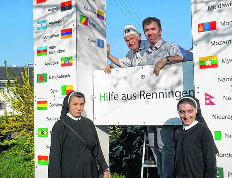 In der Renninger Bahnhofstraße steht ein großes „H“, das hinweist auf die Hilfe, die von Renningen aus in die Welt geht. Nun wurde der Schriftzug für den Kosovo angebracht, das 101. Land, dem von Renningen aus geholfen wird. Die Tafel enthüllte Pfarrer Franz Pitzal zusammen mit Don Albert aus Stuttgart. Begleitet wurde er von zwei Schwestern aus dem Kosovo, die in Stuttgart tätig sind. In Pristina wird mit Renninger Hilfe ein Kindergarten für über 100 Kinder eingerichtet. Über die Krippe wurden bereits 5000 Euro dafür zur Verfügung gestellt.  Bild: z