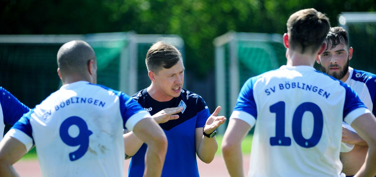 Trainer Thomas Siegmund scheint die richtigen Worte gefunden zu haben. Die SV Böblingen hat ihr erstes Spiel gewonnen.        Bild: Photostampe