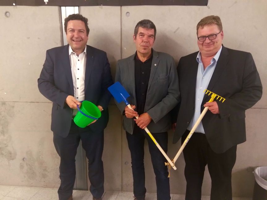 Thomas Riesch (links) verabschiedete Gert Gaebele (Mitte). Neuer Bauamtsleiter wird Friedemann Erbele. Bild: Buck
