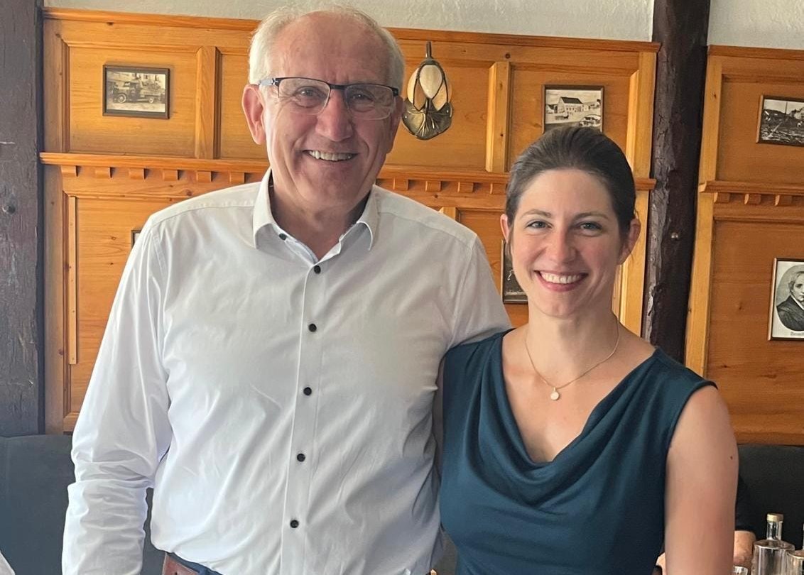 Julia Wetzler mit ihrem Vorgänger Rainer Deim.