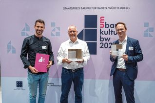 Stefan Fromm (Mitte) bei der Preisverleihung im Haus der Wirtschaft mit Felix Pöhler (links), Projektleiter (Büro Fromm) für das Projekt Seelesplatz und Herrenbergs Oberbürgermeister Nico Reith. Bilder: z