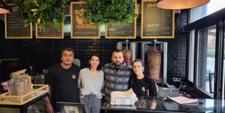 Die Familie Akkaya hinter der Theke beim „Meat and Bread“ (von links): Sefik, Sevgi, Deniz, Gülcan.