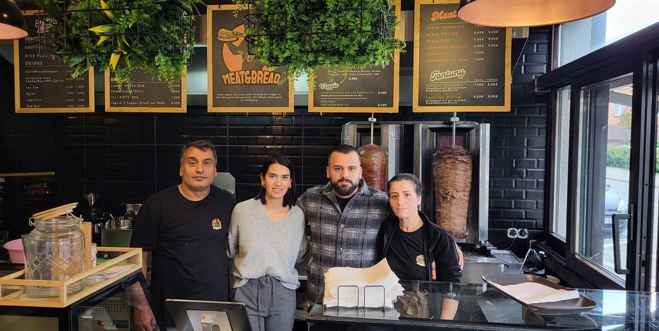 Die Familie Akkaya hinter der Theke beim „Meat and Bread“ (von links): Sefik, Sevgi, Deniz, Gülcan.