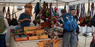 Vielfalt in historischem Ambiente: Auf dem Sindelfinger Handwerkermarkt zeigen rund 60 Aussteller ihre Arbeiten – von Textilien über Holz bis hin zu feiner Keramik. Bild: Nüßle