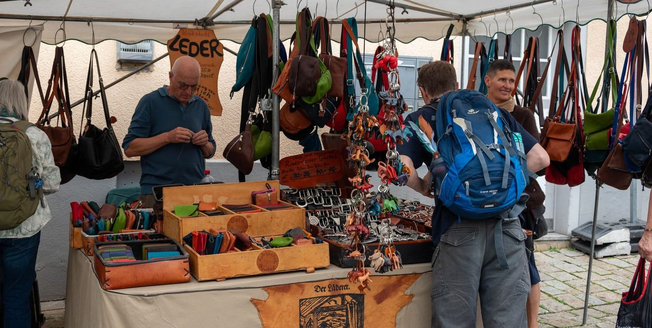 Vielfalt in historischem Ambiente: Auf dem Sindelfinger Handwerkermarkt zeigen rund 60 Aussteller ihre Arbeiten – von Textilien über Holz bis hin zu feiner Keramik. Bild: Nüßle