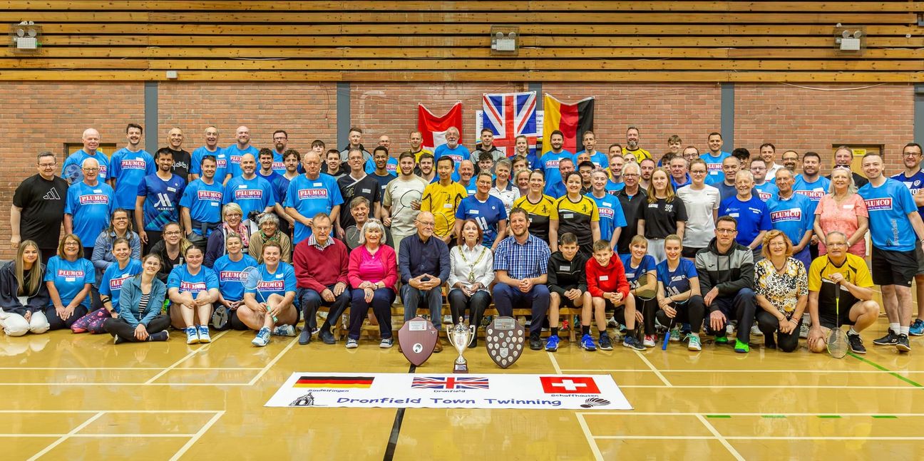 Gemeinsames Gruppenbild nach dem 34. Partnerstädteturnier im englischen Dronfield.