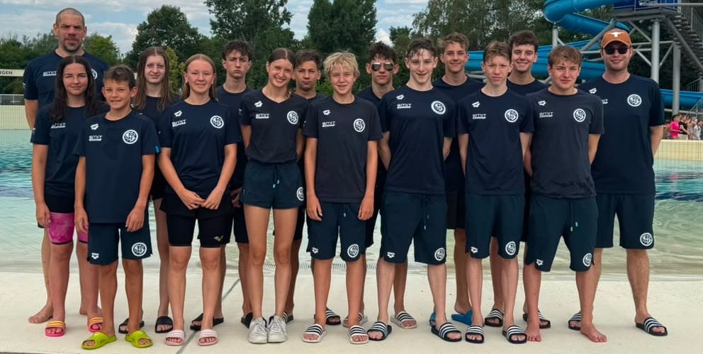 Hitzebeständiges VfL-Team in Reutlingen (von links): Simon Kunz (Trainer), Leonie Gsell, Emil Hoffmann, Anne-Viktoria Kufleitner, Emilia Marie Depner, Noa Ivan Glavas, Lisa Margarete Kufleitner, Clemens Alexander Schmidt, Julian Schweizer, Felix Illeson, Gianluca Giuliano, Nicolai Miller, Felix Stumpf, Ilija Maric, Moritz Odenwald, Tobias Ehret (Trainer)$$$Bild: z