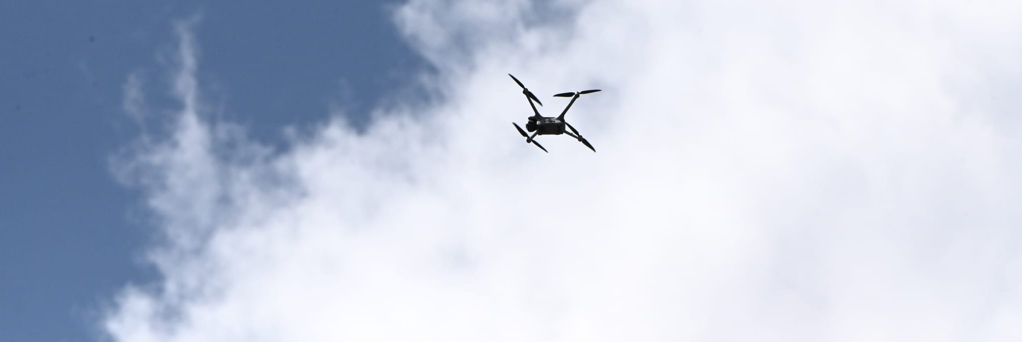 Das Überfliegen fremder Wohngrundstücke mit einer Drohne ist in Deutschland grundsätzlich verboten. Die Polizei darf in Deutschland im Rahmen der Gefahrenabwehr oder Strafverfolgung aber über Privatgrundstücke fliegen.