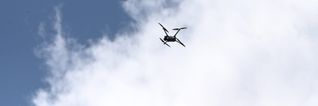 Das Überfliegen fremder Wohngrundstücke mit einer Drohne ist in Deutschland grundsätzlich verboten. Die Polizei darf in Deutschland im Rahmen der Gefahrenabwehr oder Strafverfolgung aber über Privatgrundstücke fliegen.