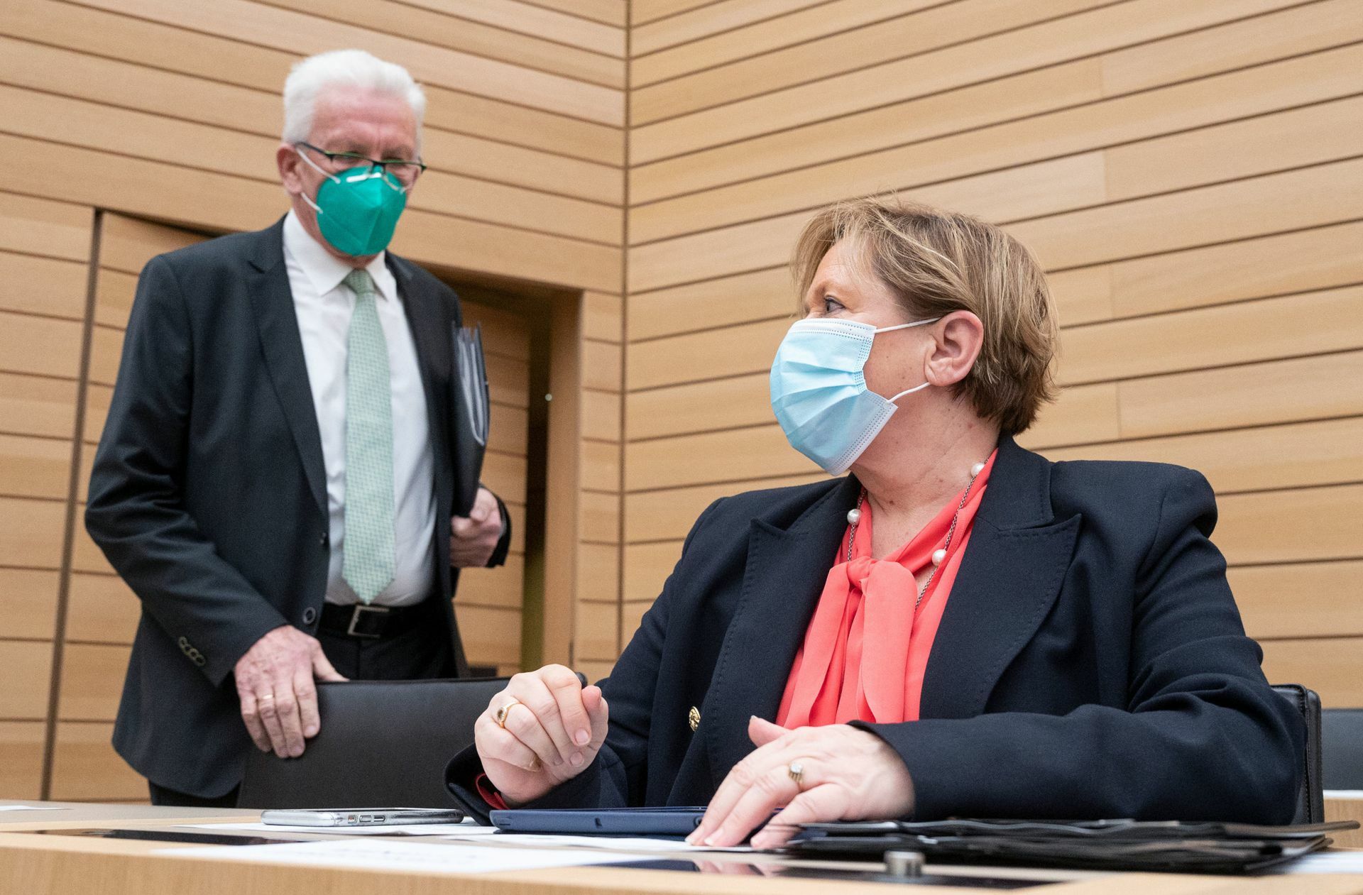 Winfried Kretschmann (li.) und Susanne Eisenmann auf der Regierungsbank im Landtag. Seit 2016 regieren sie zusammen in einer grün-schwarzen Koalition. Foto: dpa/Marijan Murat