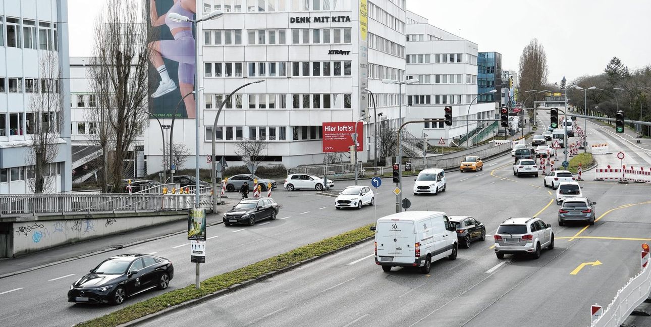Die Einmündung zur Schwertstraße, wo es von der Mahdentalstraße zum Breuni geht, wird voll gesperrt.