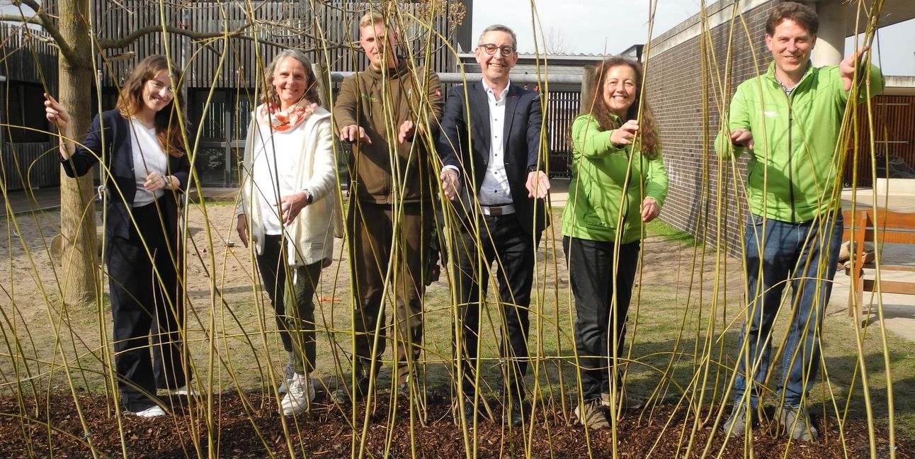 Freuen sich über die neue Weidenbeflanzung auf dem Flugfeld: Hannah Kussel, Karen Stahl, Frank Kontovski, Michael Heiss, Ute Utz und Christoph Walker (von links). Bild: Volkmann