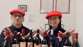 Jörg Philipp und Wasna Woo vor einer Kollektion chinesischer Weine.
