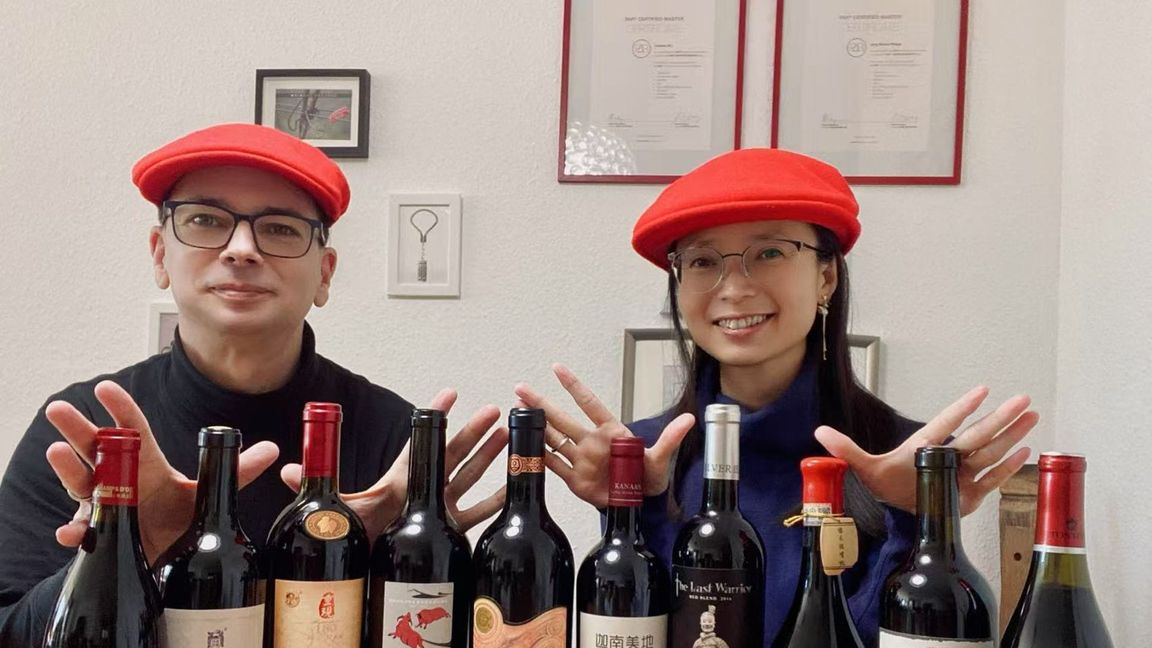 Jörg Philipp und Wasna Woo vor einer Kollektion chinesischer Weine.