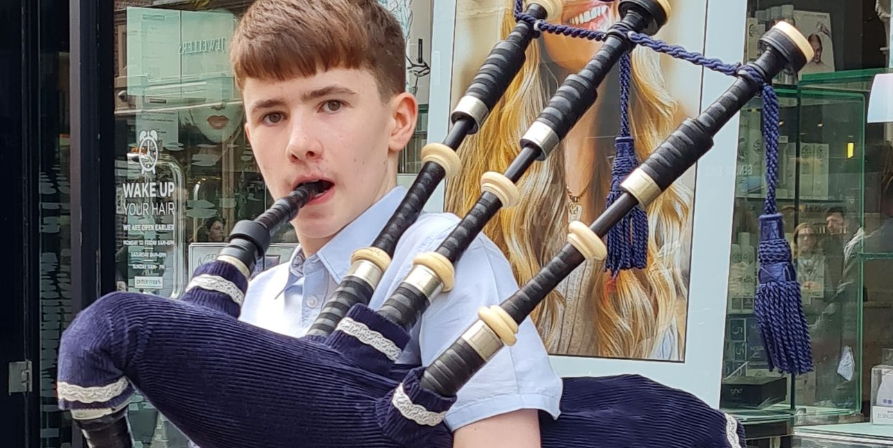Der junge Dudelsackspieler Alex Hughes ist Gast beim Sindelfinger Verein Interkultur.