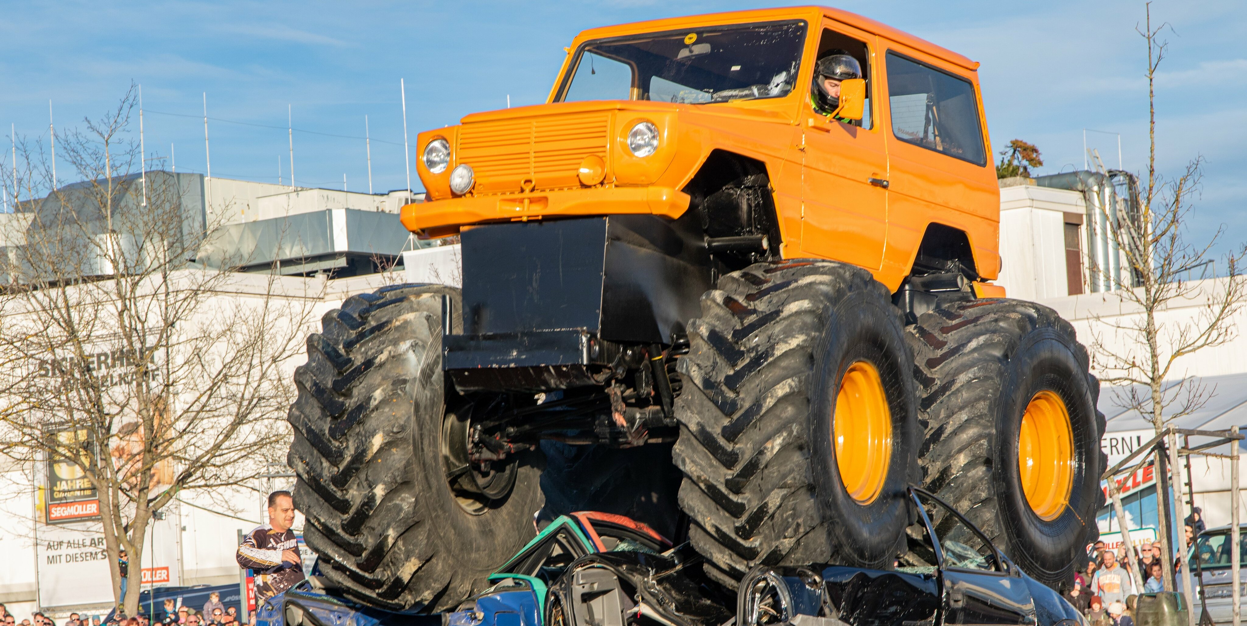 Wie schon am letzten Sonntag sind die Monstertrucks auch an diesem Sonntag lautstark zu Gast in Böblingen.