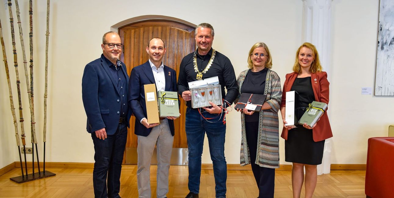Empfang im Rathaus in Krems  Manuel Zimmerer, OB Dr. Stefan Belz, Bürgermeister Peter Molnar, Stadträtin Elisabeth Kreuzhuber, Linda Wulff (von links). Bild: z