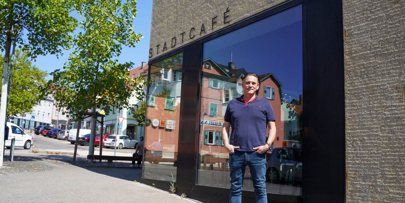 Alexander Fetzer, der neue Pächter des Stadtcafés. Der Möbelfachmann hat ein Expertenteam um sich versammelt, das ihn beim Einstieg in die Gastronomie unterstützt.