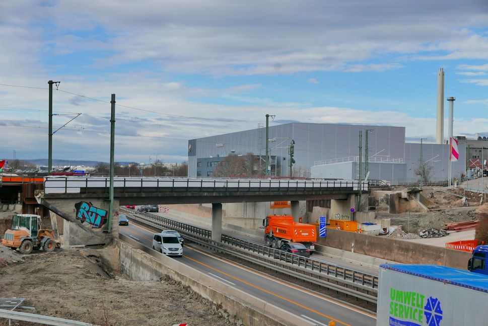 Noch liegt dem Landratsamt kein Konzept vor, wie die asbesthaltigen Materialien an der alten Rankbachbahnbrücke fachrecht entfernt undf entsorgt werden sollen. Bild: Jung
