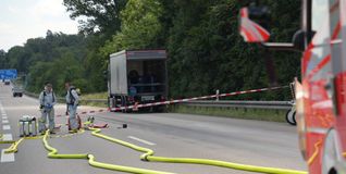 Die Feuerwehr kühlt das Gefahrgut auf der A8.