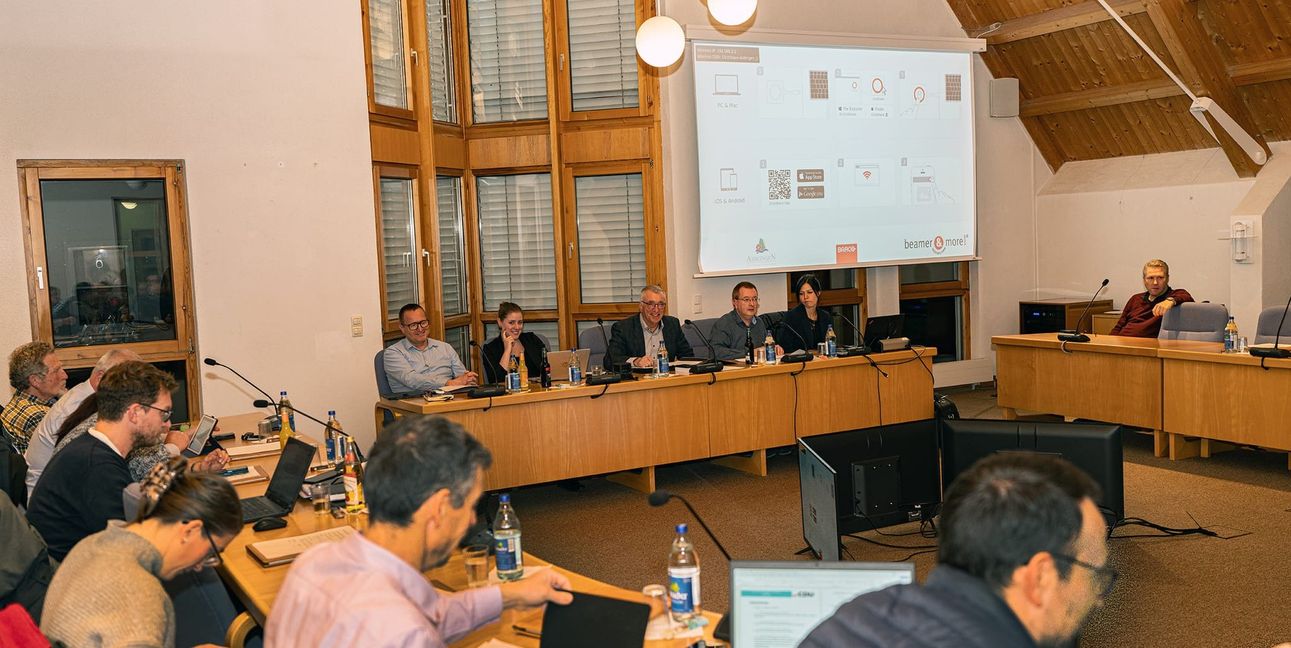 Nach 24 Jahren die letzte Gemeinderatsitzung in Aidlingen unter Vorsitz von Bürgermeister Ekkehard Fauth. Am Verwaltungstisch (von links) Ortsbaumeister Ulrich Dürr, Kämmerin Fiona Reichert, Bürgermeister Fauth, Hauptamtsleiter Timo Koch und Planerin Jana Gfrörer.