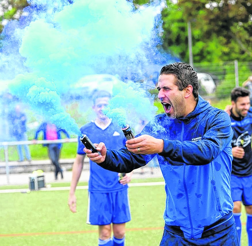 Florian Eipper nach dem Bezirksliga-Meisterstück außer Rand und Band: Der TV Darmsheim freut sich auf die Landesliga. Bild: Photo 5/A