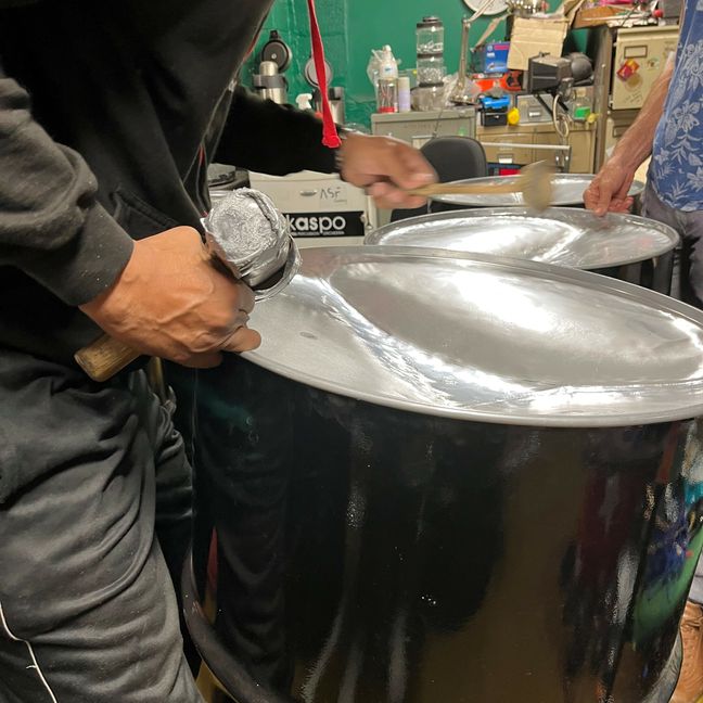 Bevor auf den Steelpans beziehungsweise Steeldrums Musik gemacht werden kann, müssen sie per Feintuning gestimmt werden. Bild: z