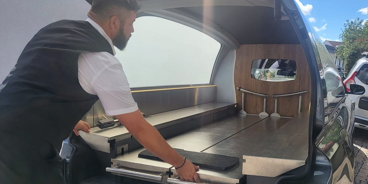 Tim Maurer erklärt die verbaute Technik im Leichenwagen.