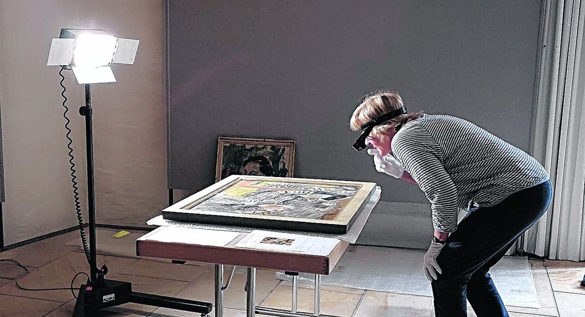 Der prüfende Blick von Restauratorin Friederike Eckel auf das Porträt, das Wilhelm Geyer von seiner Tochter Elise gemalt hat. Die Leihgabe aus dem Kunstmuseum Stuttgart ist bis Oktober in der Böblinger Zehntscheuer zu sehen. Bild: Schilpp